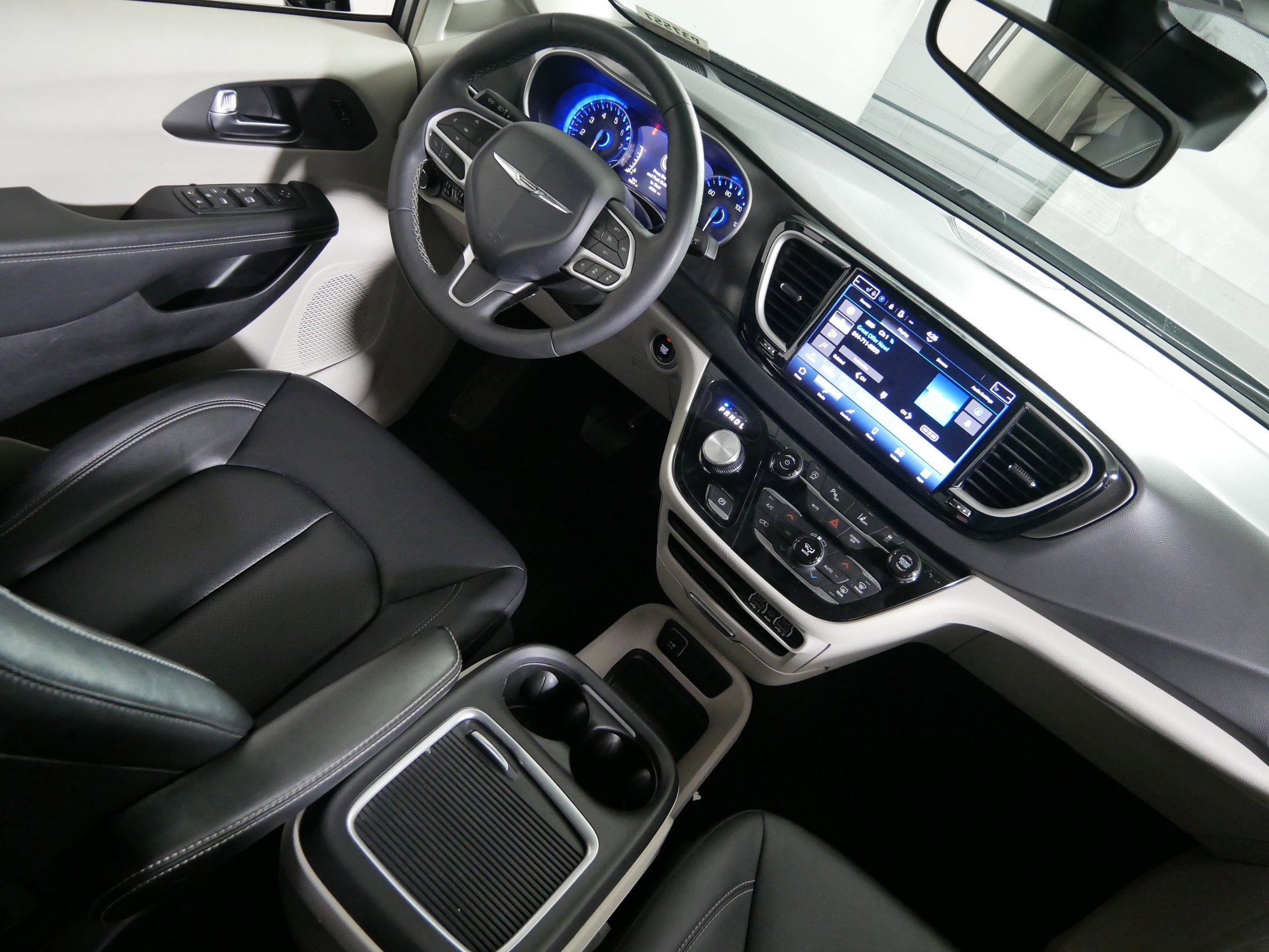 Used 2024 Chrysler Pacifica Touring-L image 9