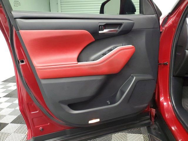 Used 2021 Toyota Highlander XSE FWD image 18