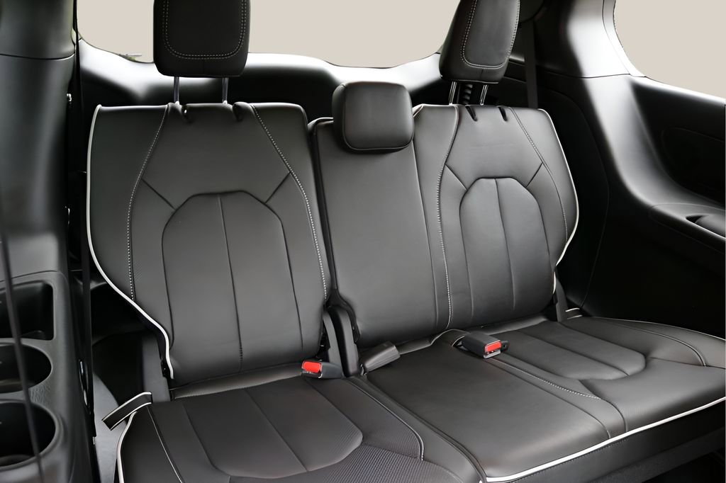 Used 2025 Chrysler Pacifica Limited FWD image 20