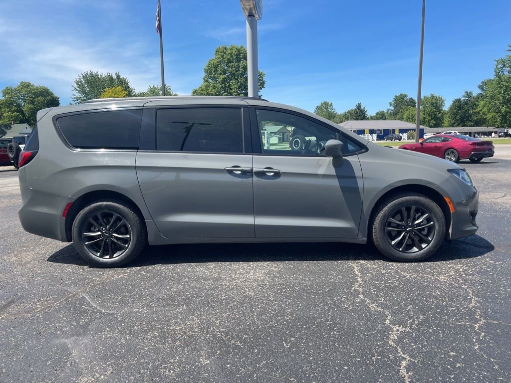 Used 2020 Chrysler Pacifica Touring-L w/ Premium Audio Group AWD/4WD image 11
