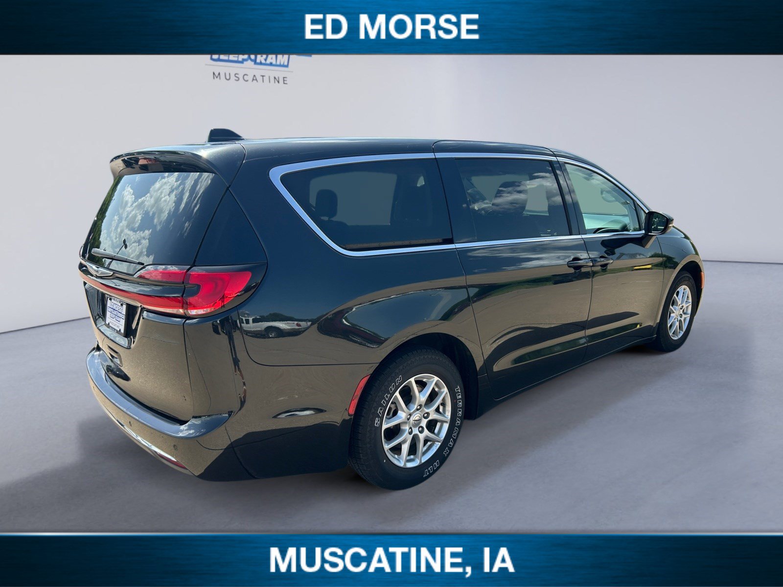 Used 2023 Chrysler Pacifica Touring-L FWD image 5
