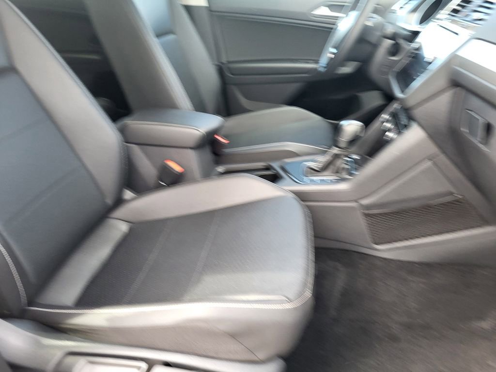 Used 2021 Volkswagen Tiguan SE w/ Panoramic Sunroof Package image 23