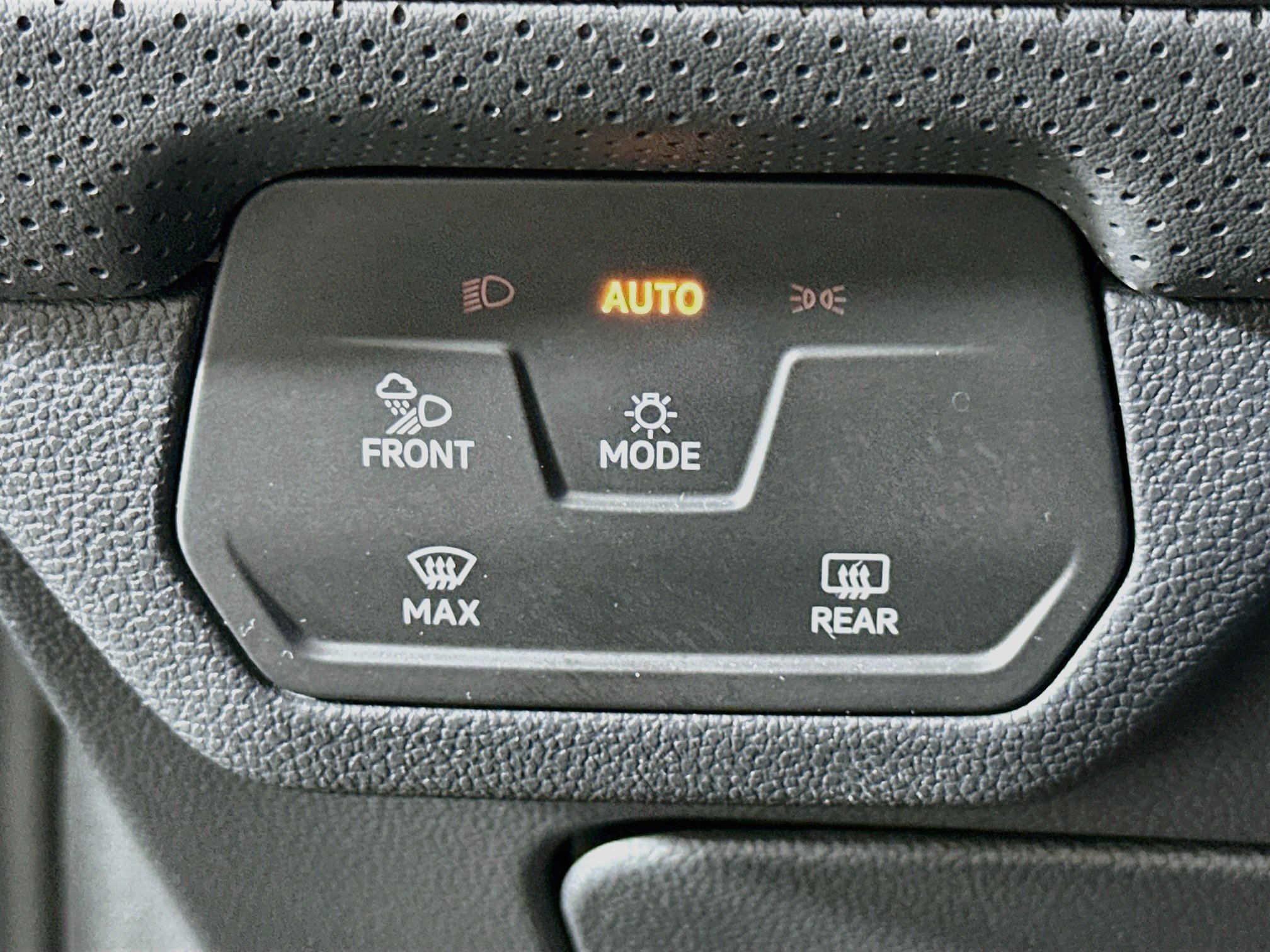Used 2025 Volkswagen Atlas SE FWD image 17