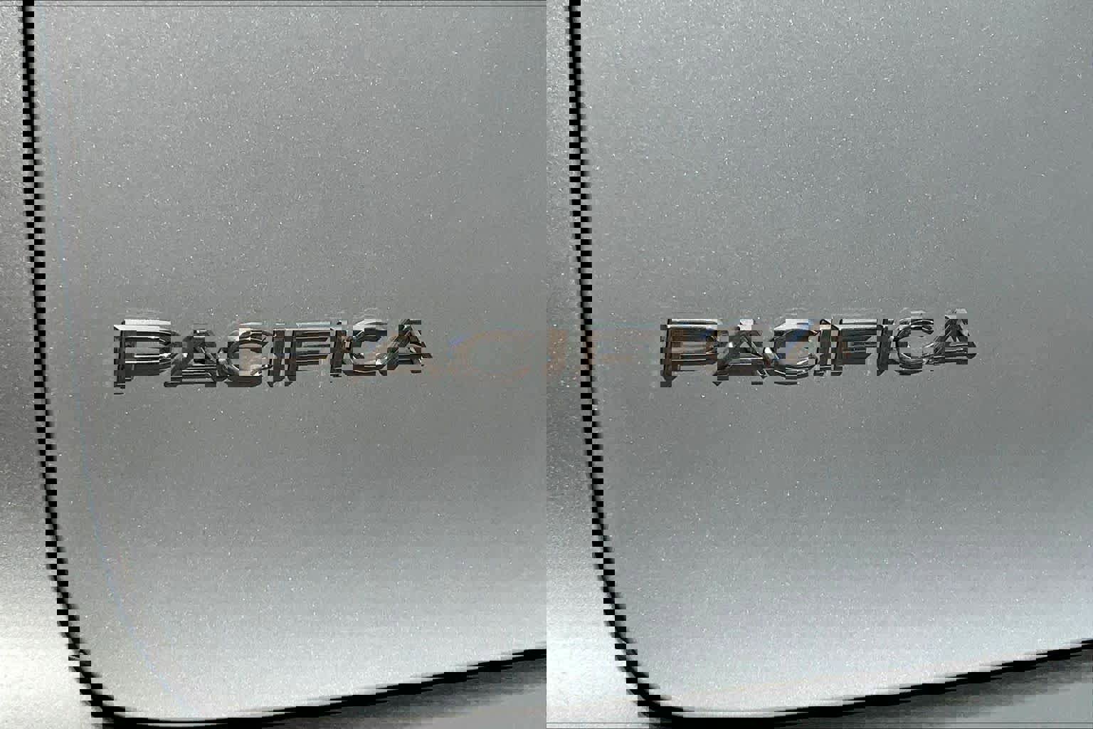 Used 2024 Chrysler Pacifica Touring-L FWD image 10