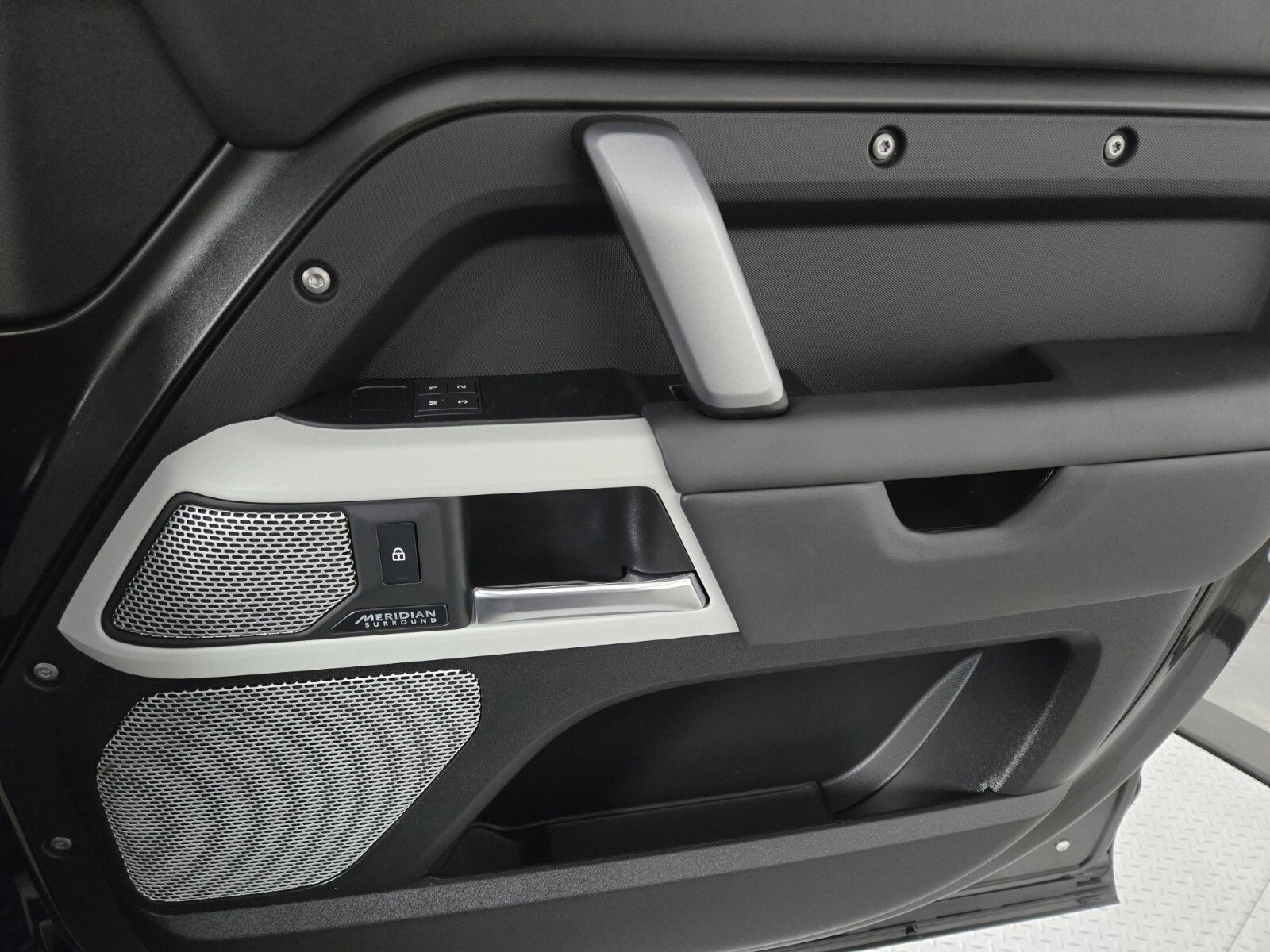 Used 2023 Land Rover Defender 130 X-Dynamic SE image 21