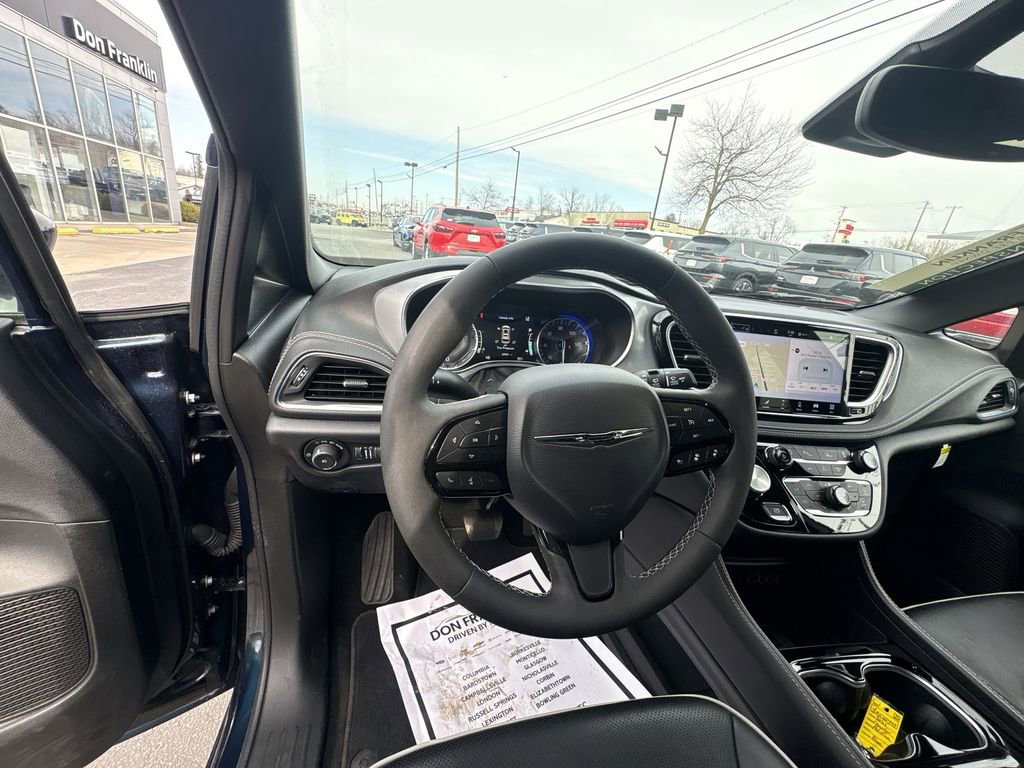 Used 2025 Chrysler Pacifica Limited image 11