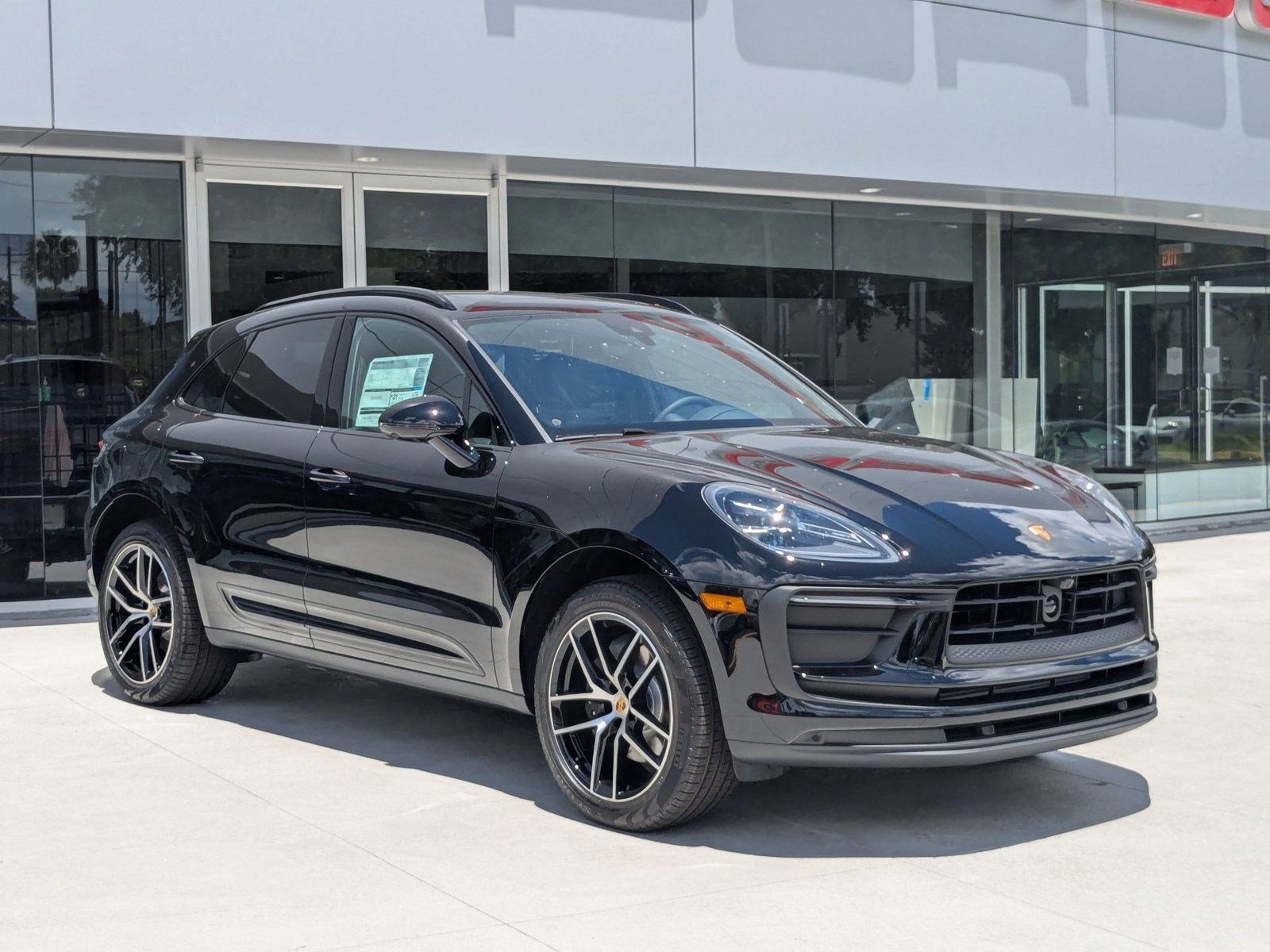 Certified 2025 Porsche Macan image 7