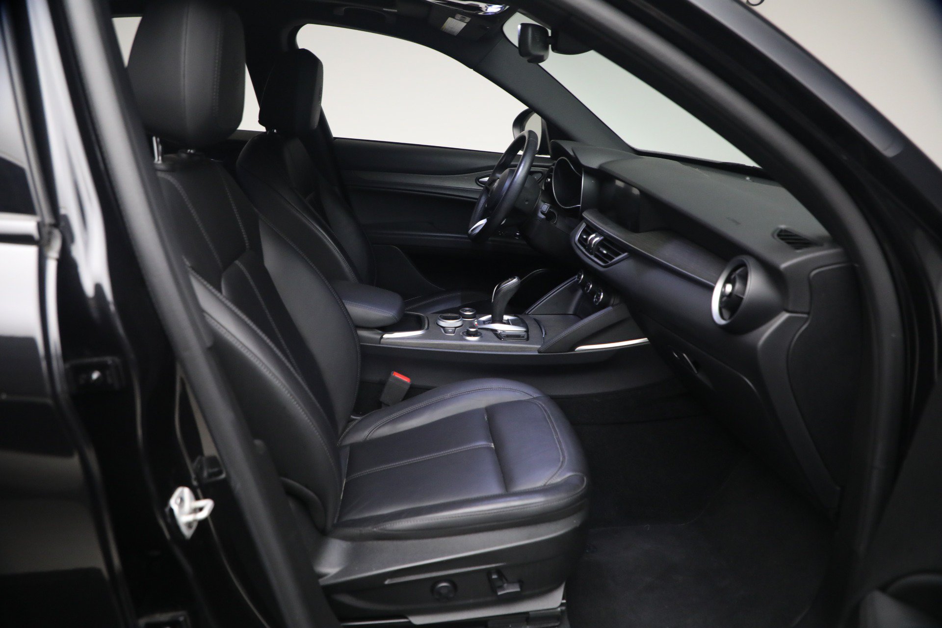 Used 2022 Alfa Romeo Stelvio Ti AWD/4WD image 16