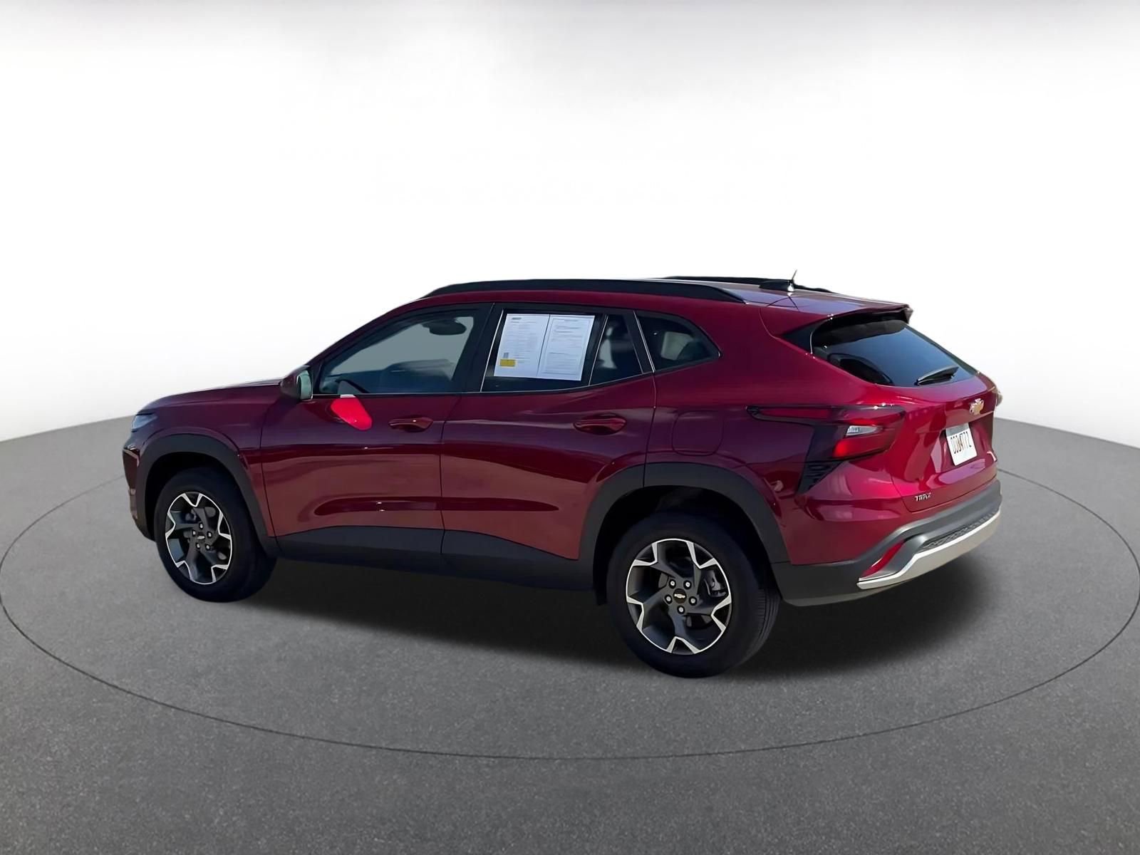 Used 2025 Chevrolet Trax LT w/ LT Convenience Package image 7