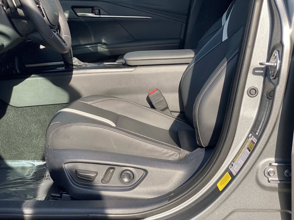 Used 2025 Toyota Camry SE w/ Convenience Package FWD image 19