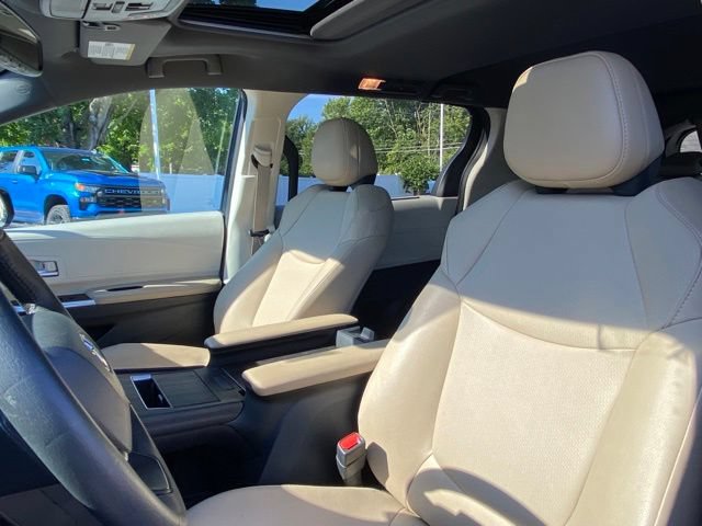 Used 2023 Toyota Sienna XLE FWD image 13