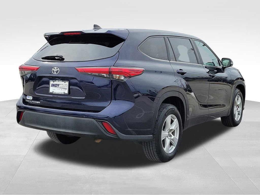Used 2023 Toyota Highlander LE image 4