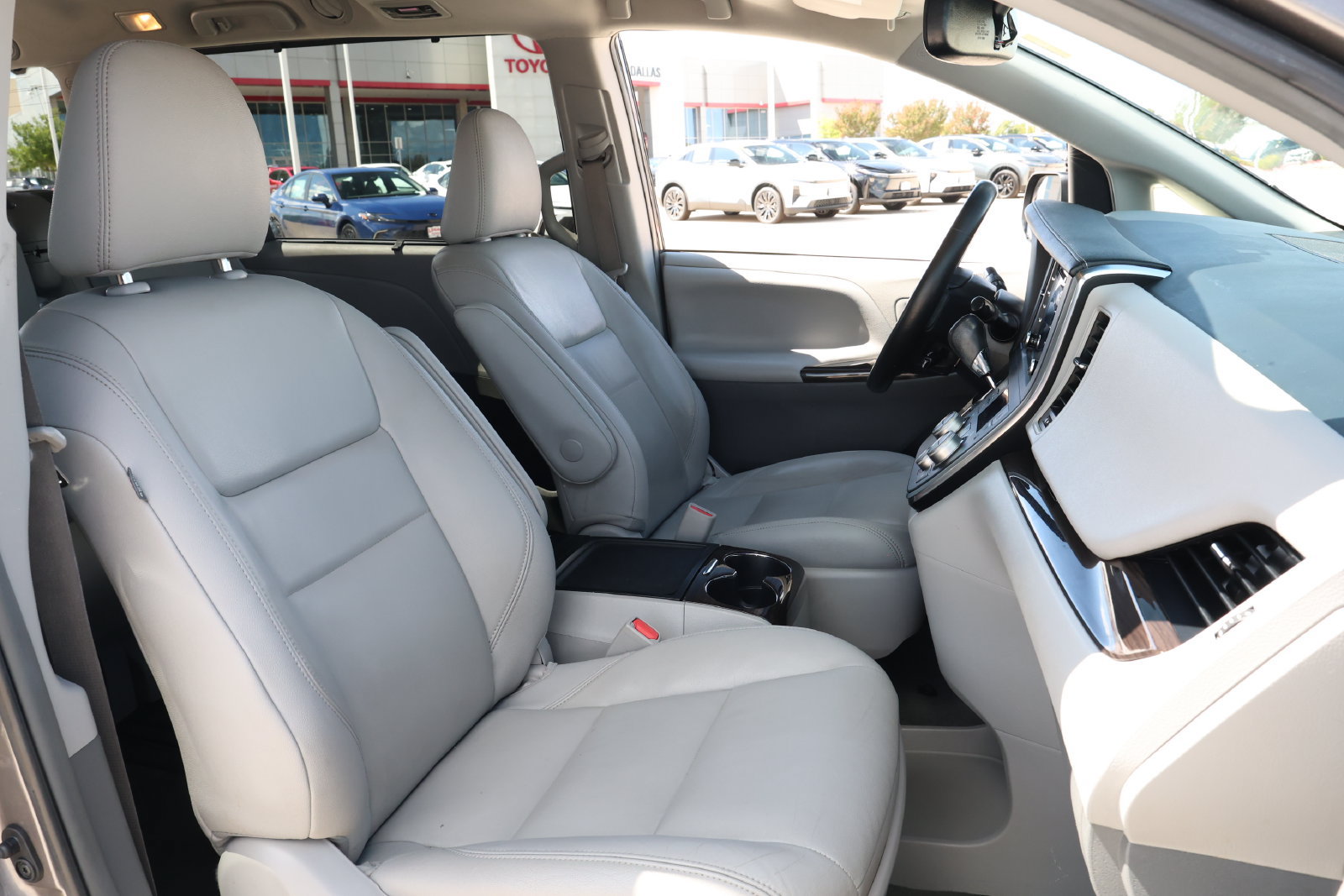 Used 2019 Toyota Sienna XLE FWD image 30
