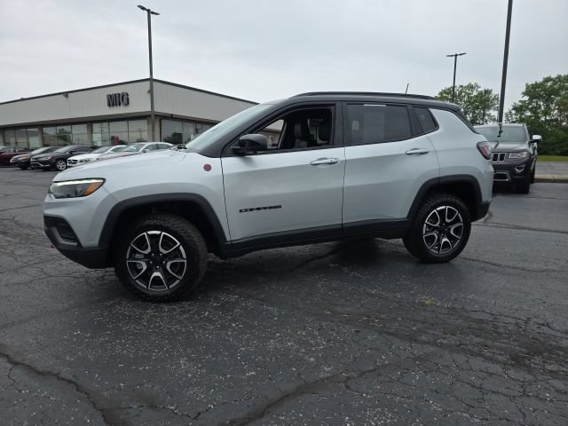 Used 2024 Jeep Compass Trailhawk w/ Trailhawk Elite Group AWD/4WD image 3