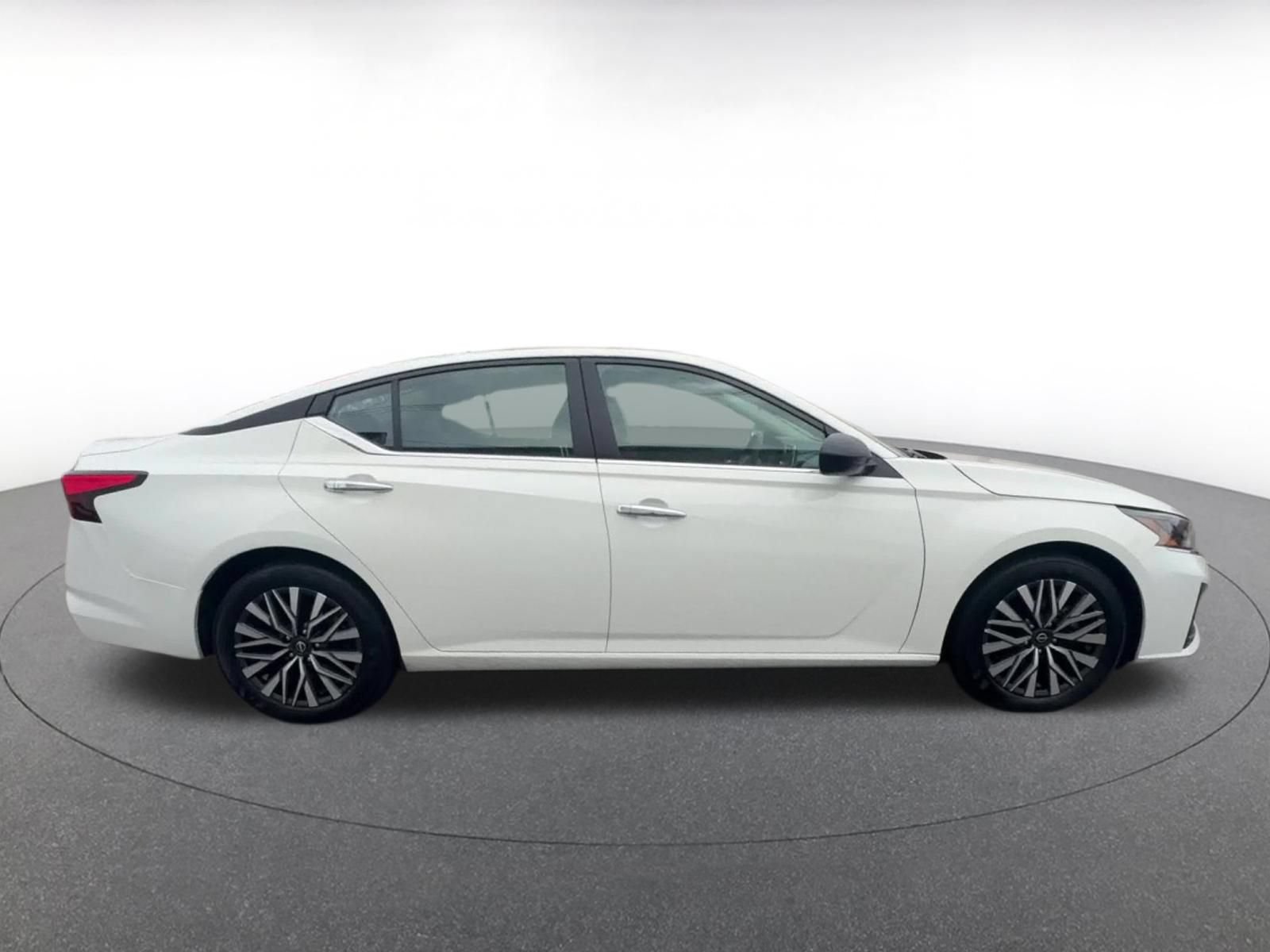 Used 2025 Nissan Altima 2.5 SV FWD image 16