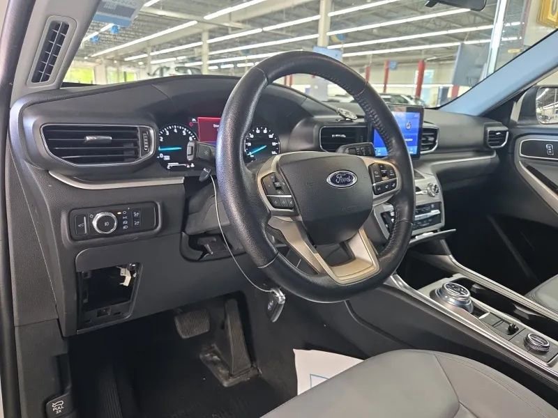 Used 2021 Ford Explorer XLT w/ Equipment Group 202A AWD/4WD image 9