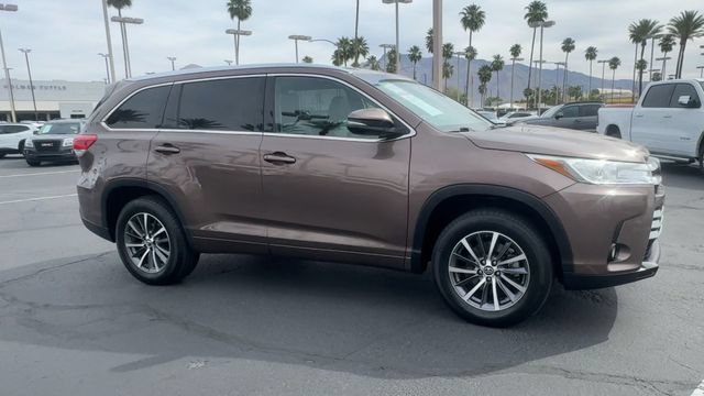 Used 2018 Toyota Highlander XLE FWD image 2