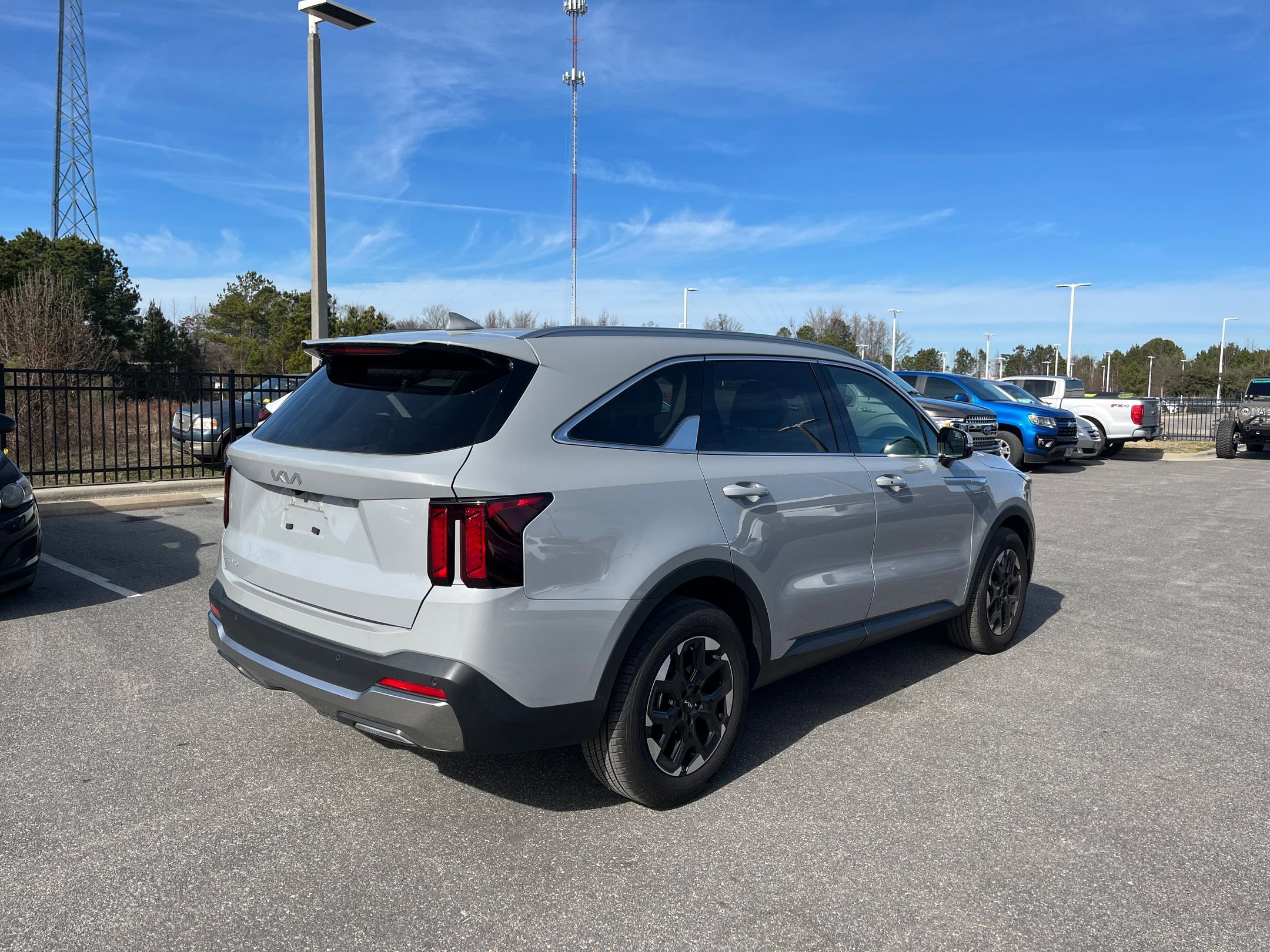 Used 2025 Kia Sorento S image 8