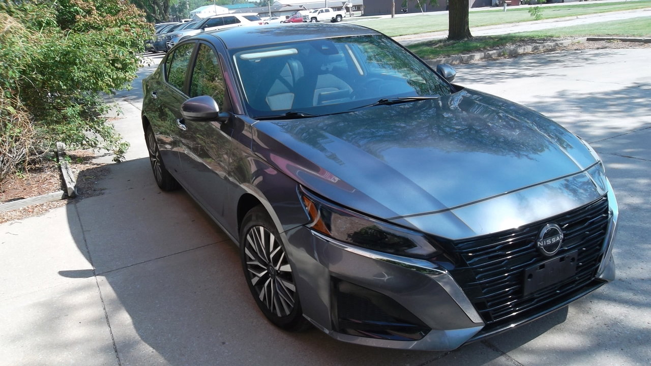 Used 2023 Nissan Altima 2.5 SV image 3