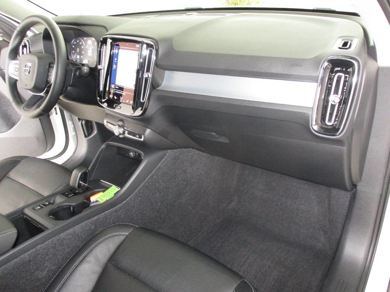 Used 2022 Volvo XC40 T5 Momentum image 18