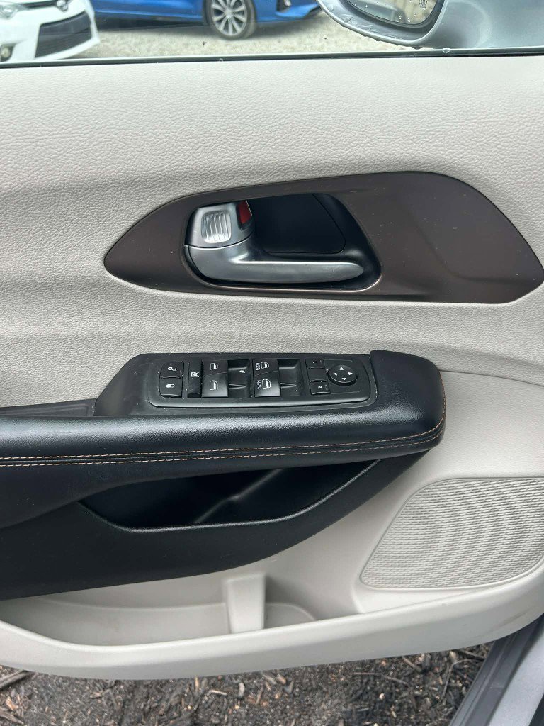 Used 2017 Chrysler Pacifica Touring-L w/ Tire & Wheel Group image 22