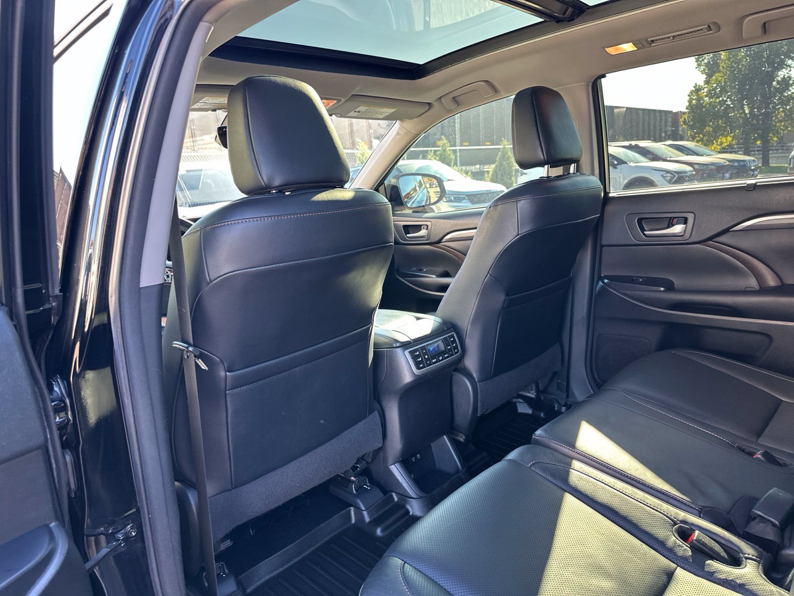 Used 2017 Toyota Highlander Limited Platinum FWD image 23