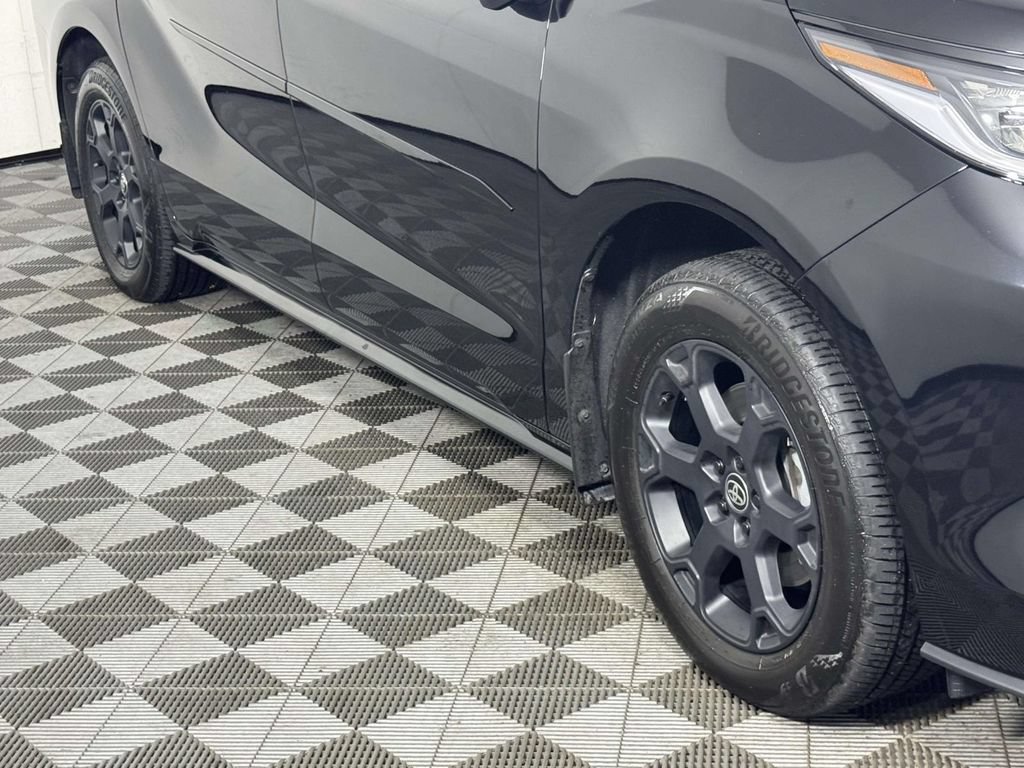 Used 2025 Toyota Sienna XLE Woodland Edition AWD/4WD image 12