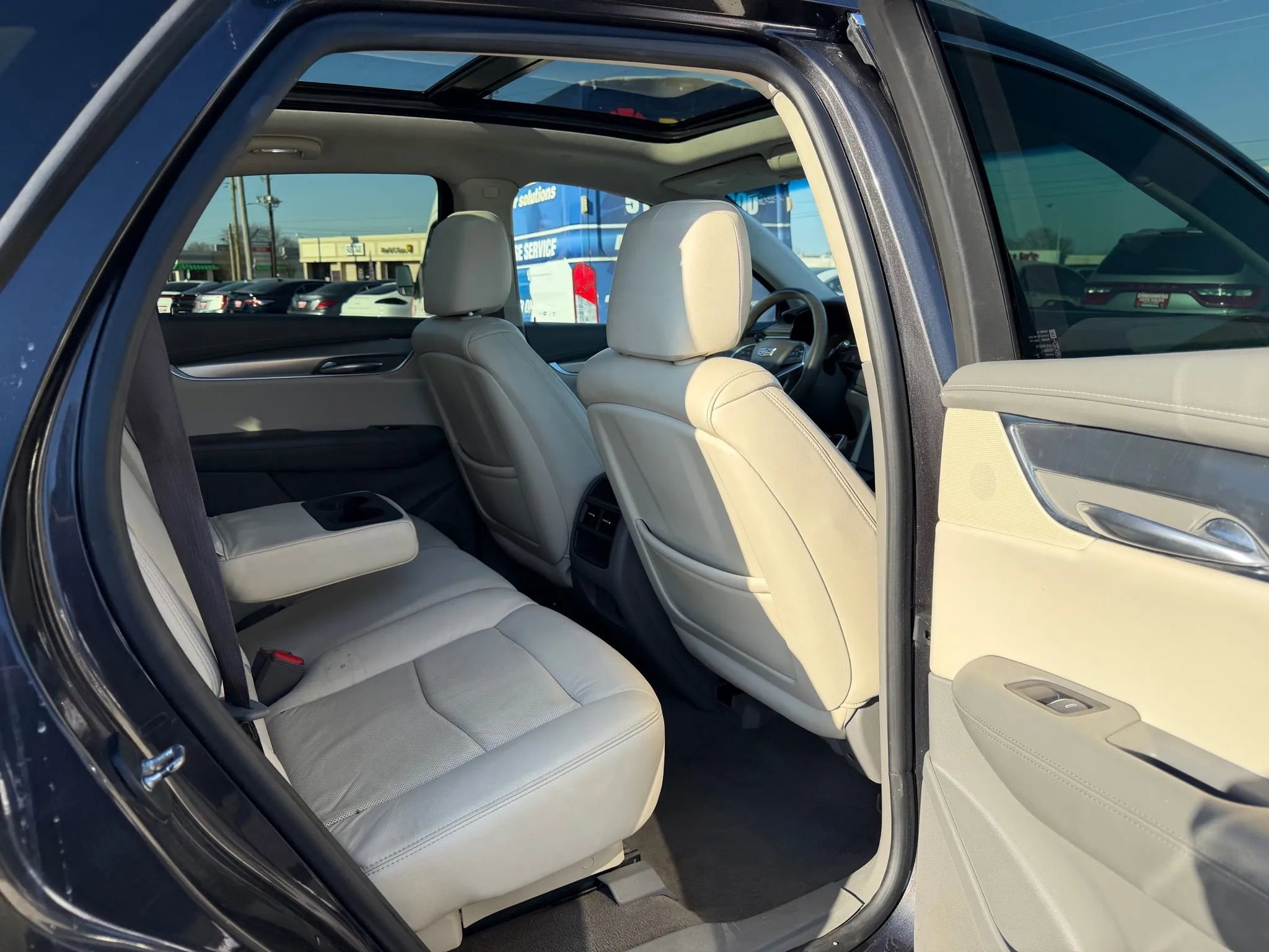 Used 2017 Cadillac XT5 Luxury w/ Driver Awareness Package FWD image 8