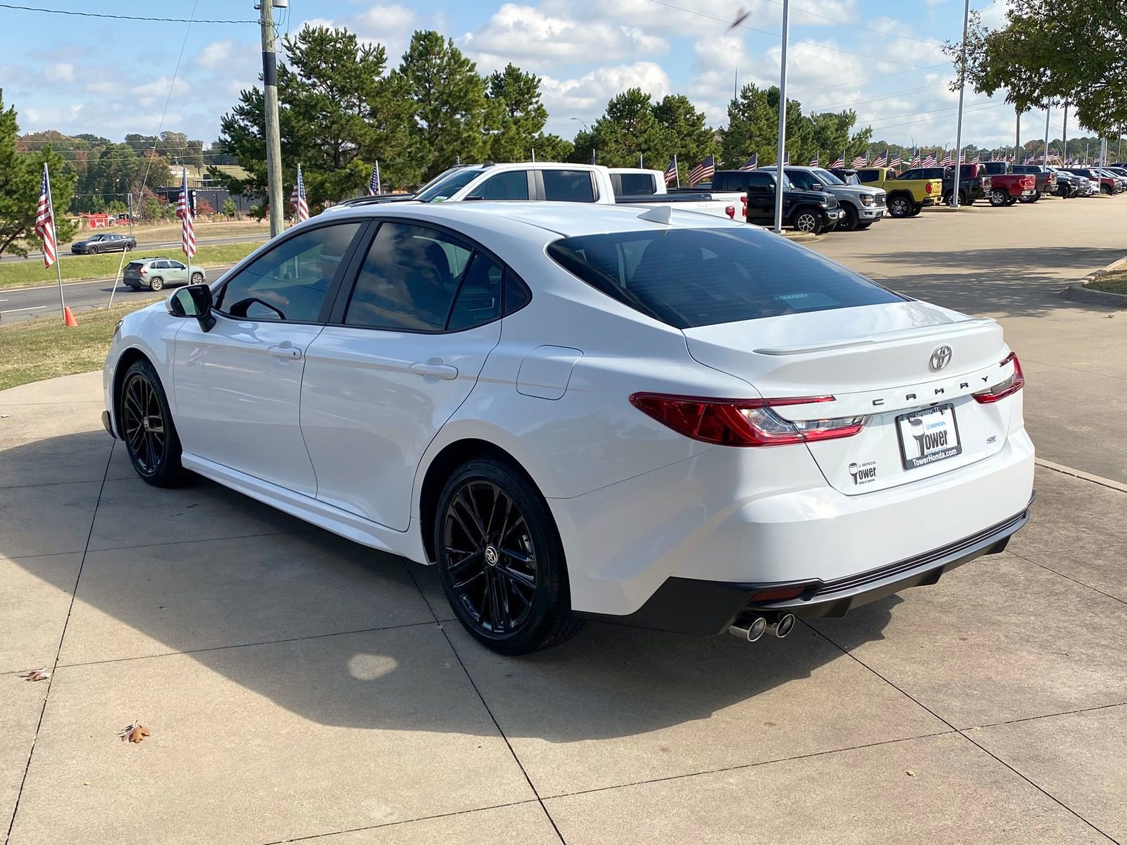 Used 2025 Toyota Camry SE image 4
