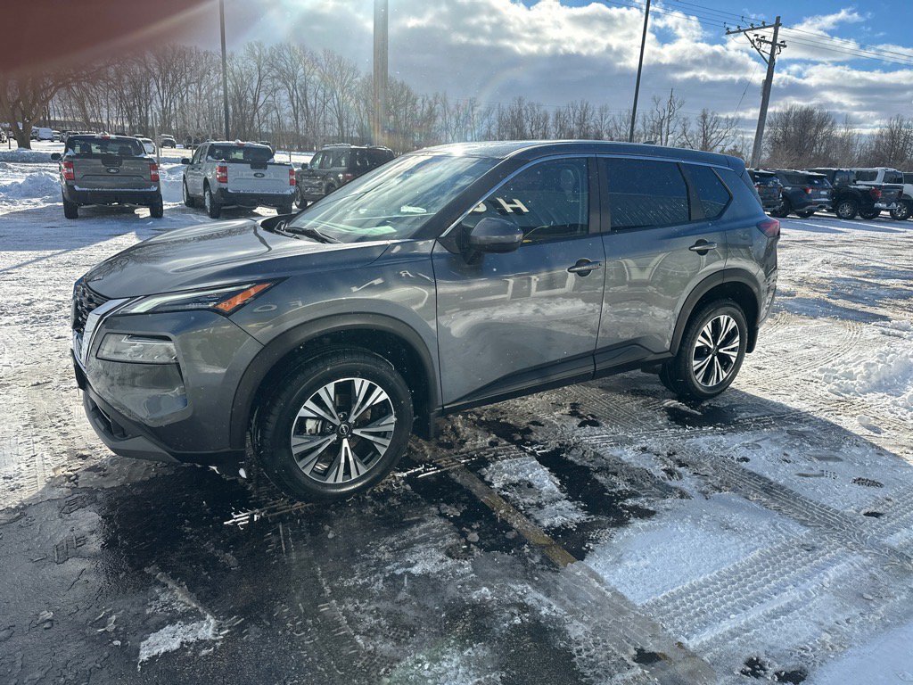 Used 2023 Nissan Rogue SV AWD/4WD image 2
