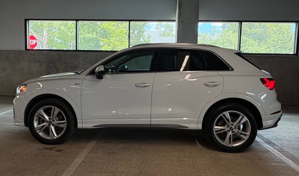 Used 2022 Audi Q3 2.0T Premium Plus w/ Premium Plus Package AWD/4WD image 2