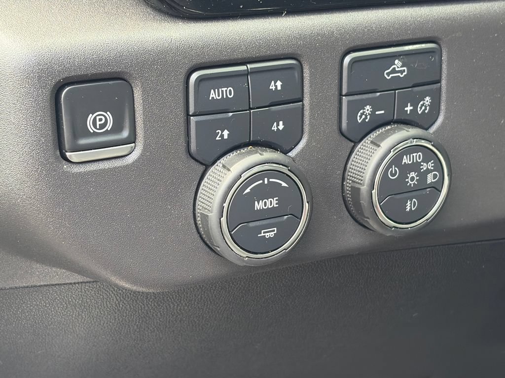 Used 2025 Chevrolet Silverado 1500 LT Trail Boss w/ Convenience Package II AWD/4WD image 17