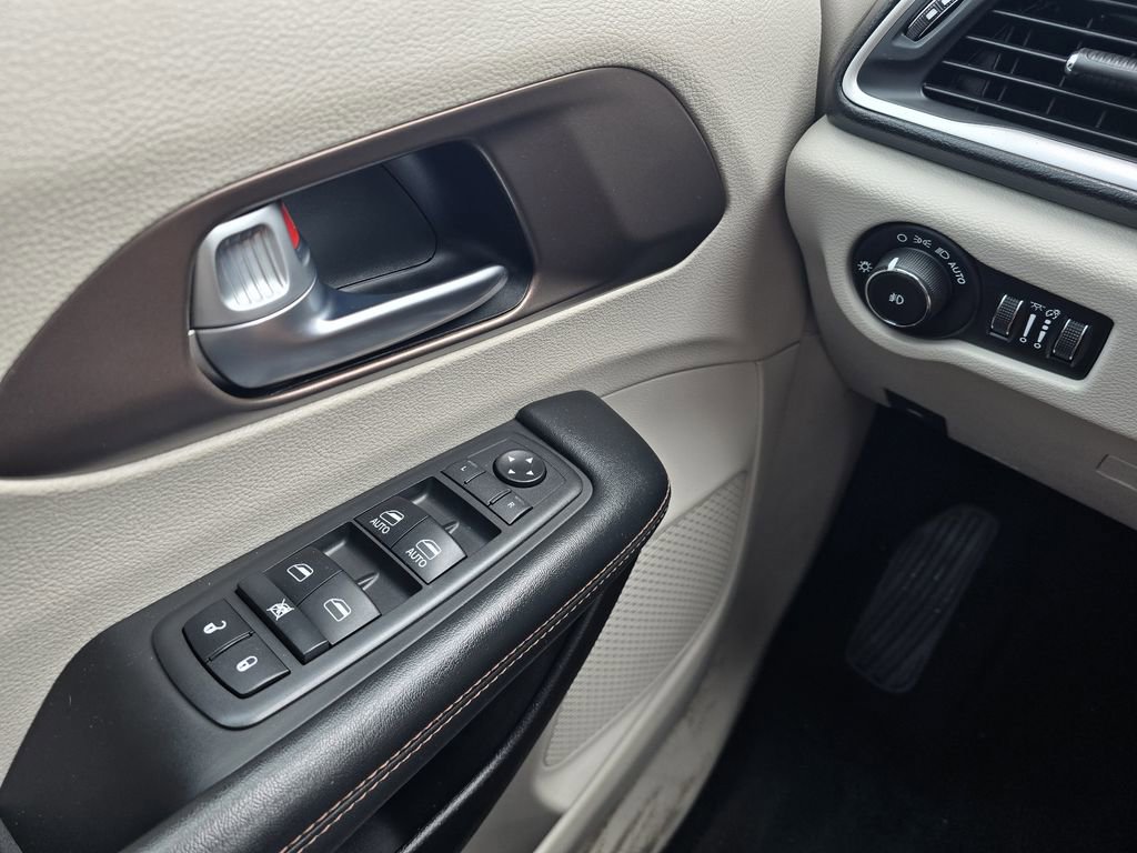 Used 2019 Chrysler Pacifica Touring-L w/ Advanced Safetytec Group FWD image 23