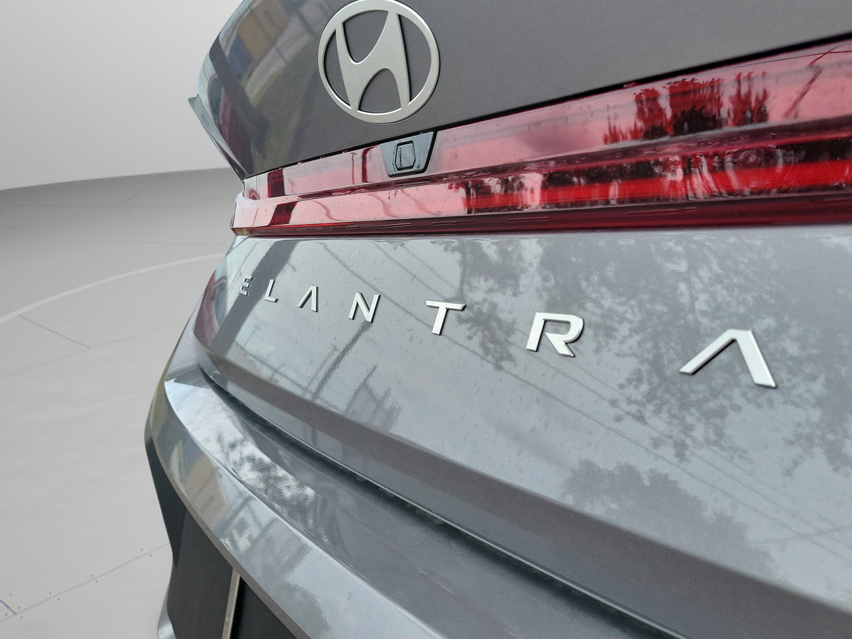 New 2025 Hyundai Elantra Hybrid FWD image 32