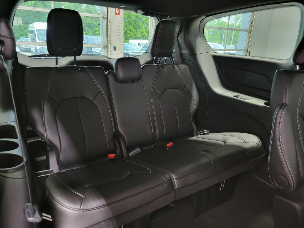 New 2027 Chrysler Pacifica LX FWD image 8