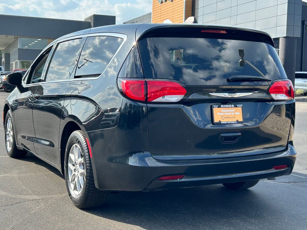Used 2023 Chrysler Voyager LX FWD image 5
