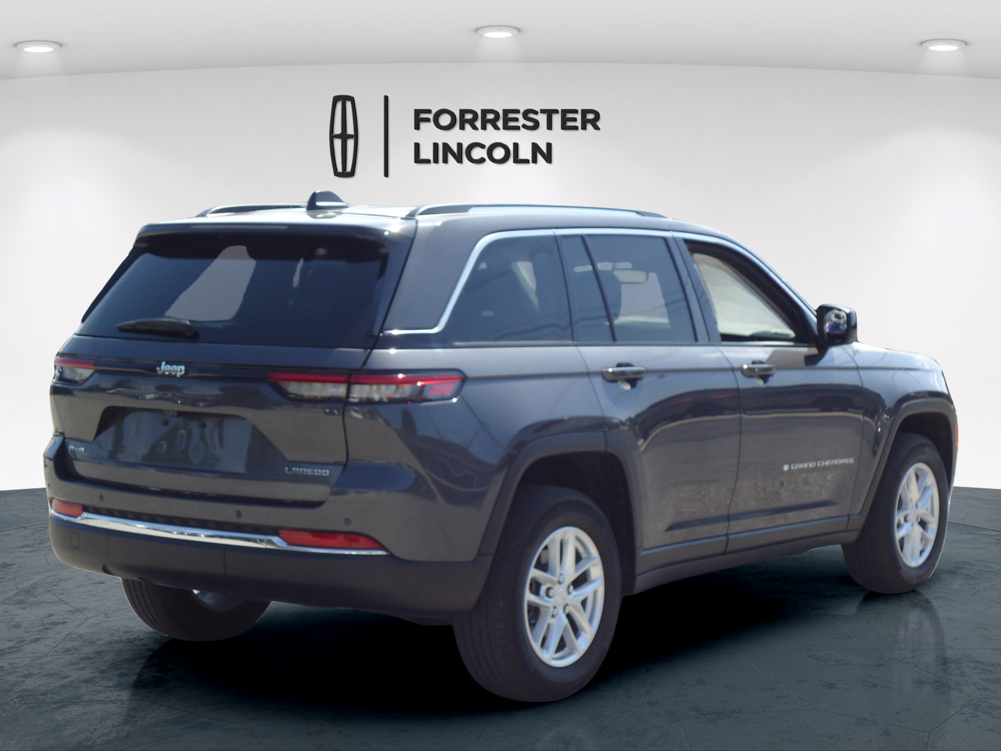 Used 2023 Jeep Grand Cherokee Laredo X AWD/4WD image 3