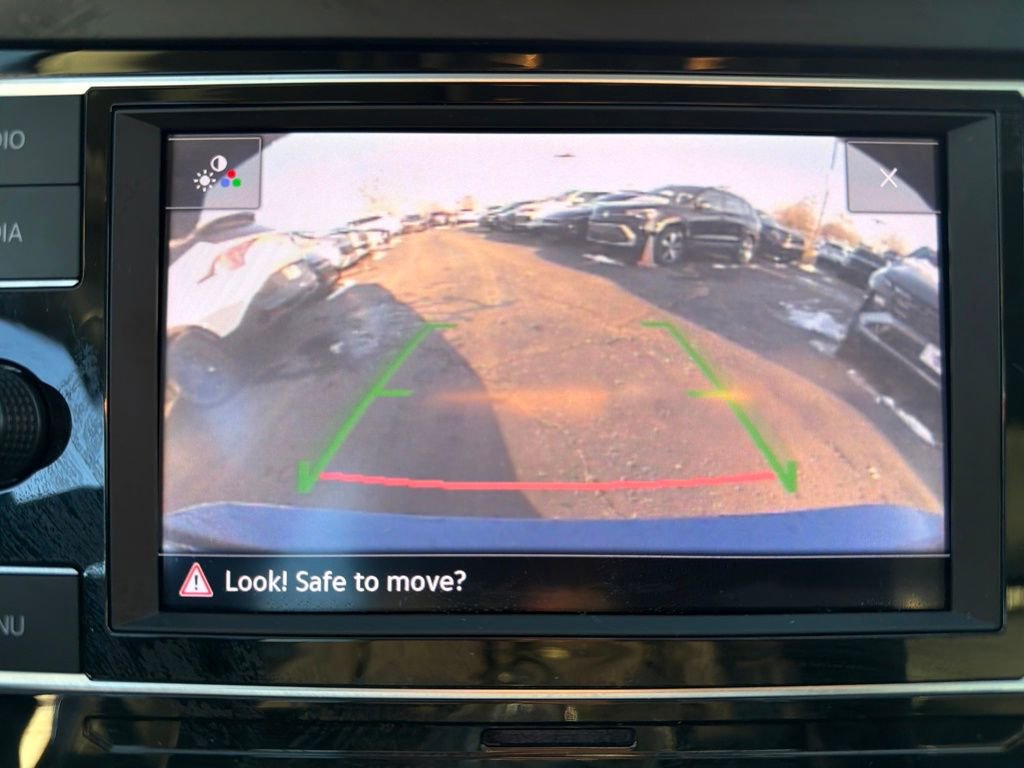 Used 2023 Volkswagen Jetta SE w/ Panoramic Sunroof Package image 23