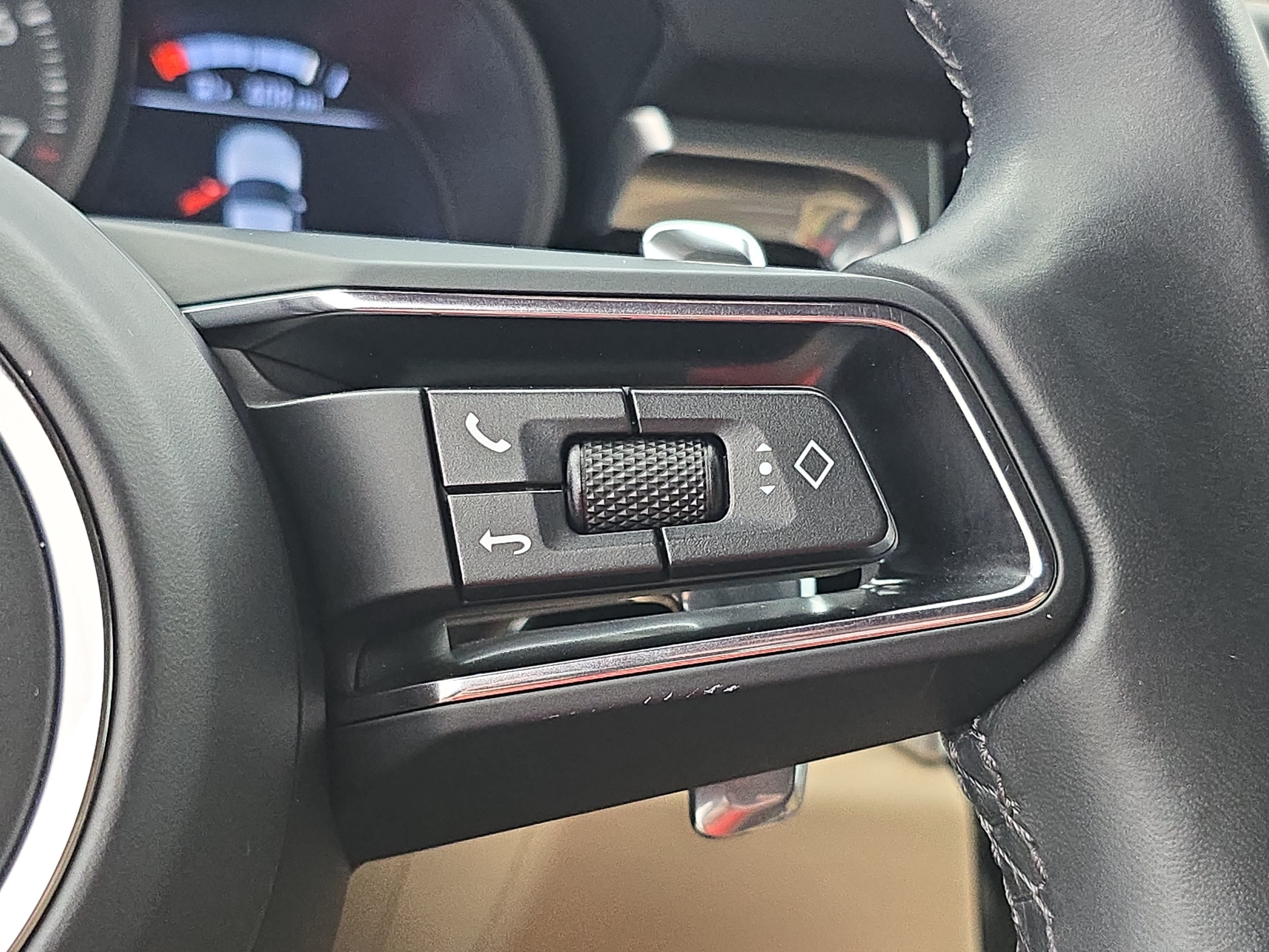 Certified 2024 Porsche Macan AWD/4WD image 20