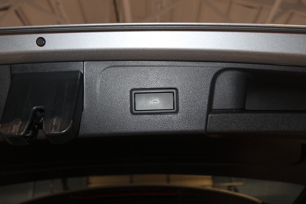 Used 2025 Volkswagen Atlas SE image 39