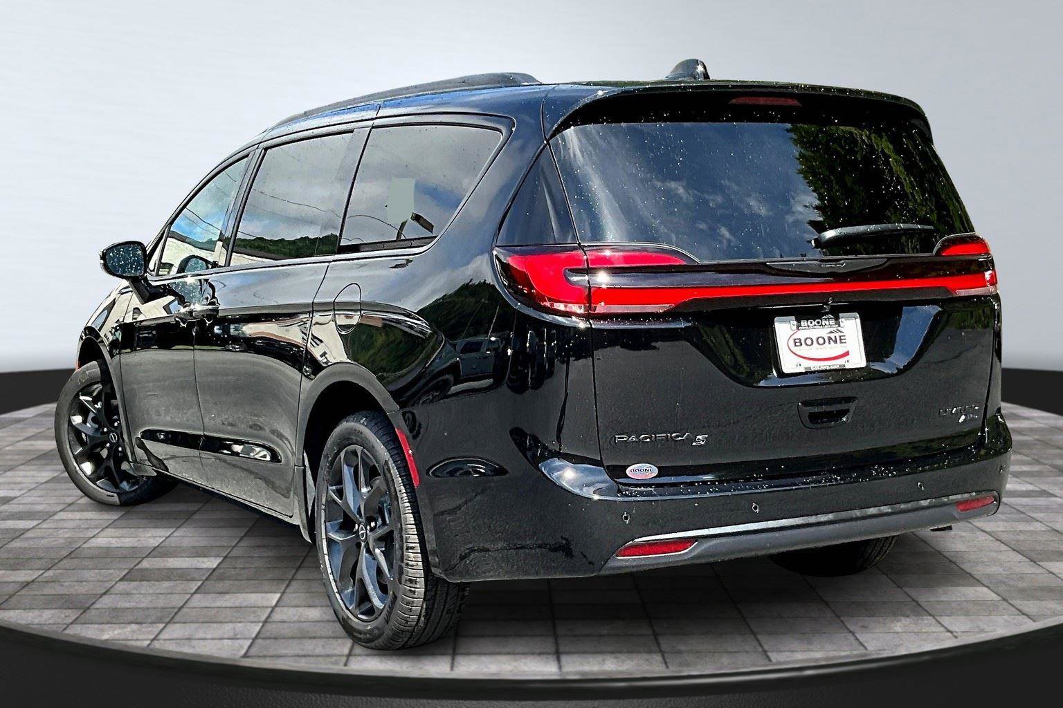 New 2026 Chrysler Pacifica Limited w/ S Appearance Package image 3
