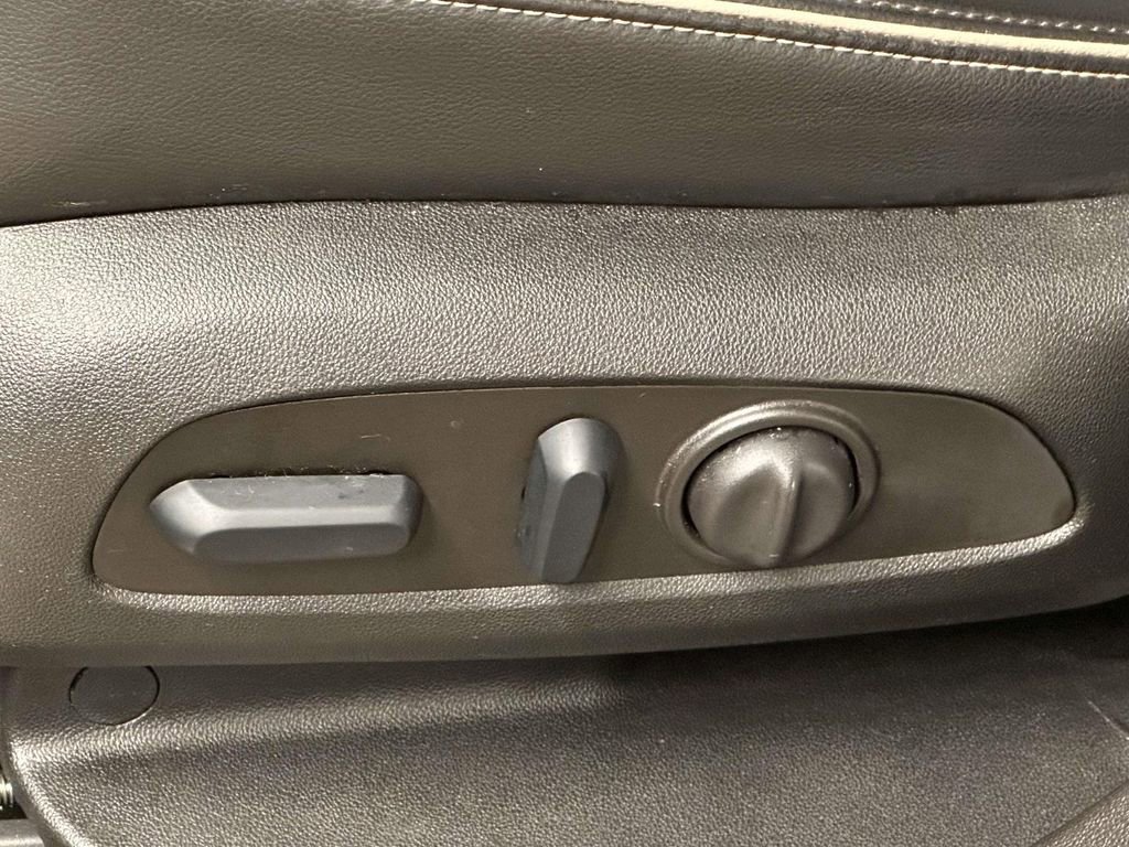 Used 2023 GMC Acadia Denali w/ Black Diamond Edition image 13