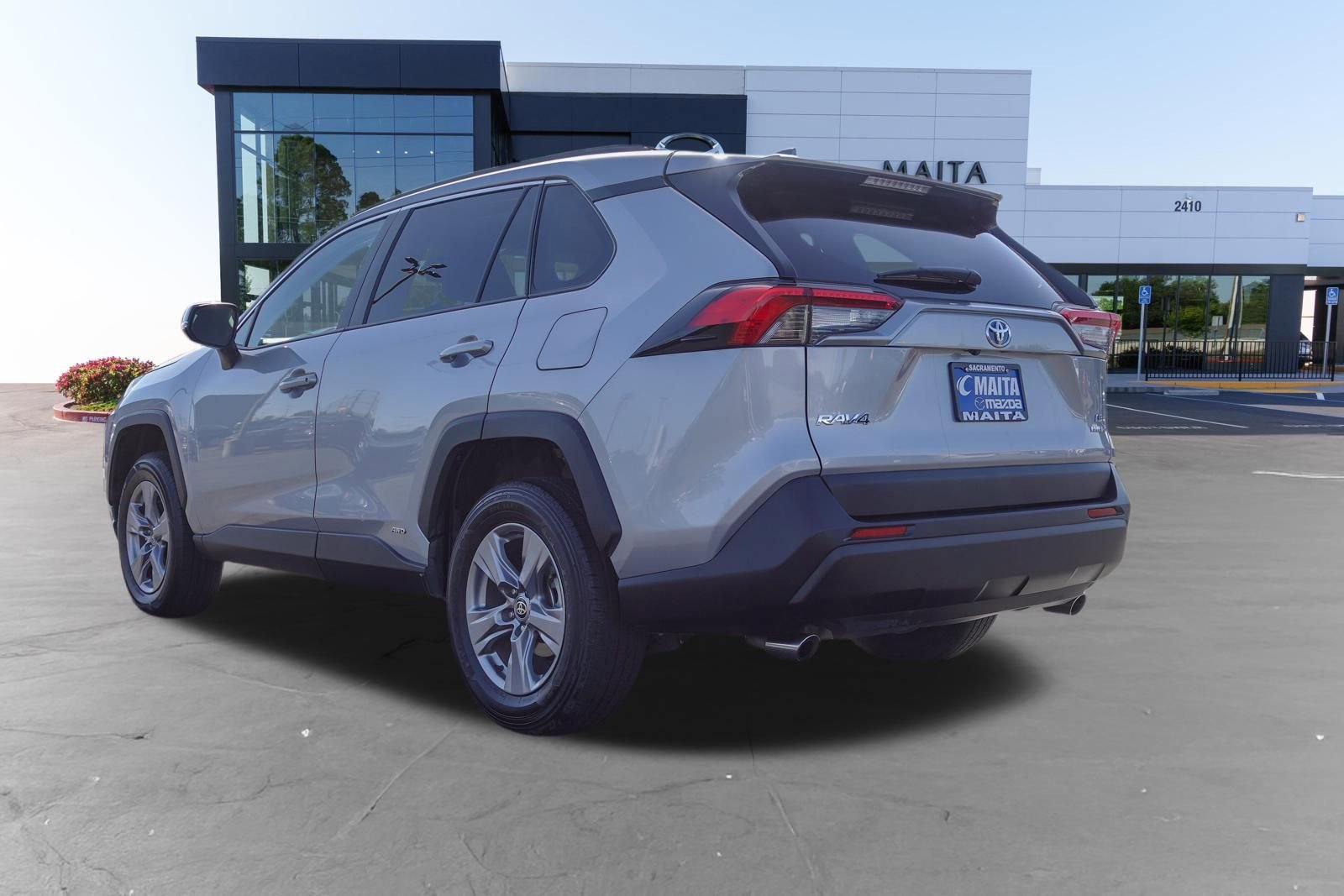 Used 2024 Toyota RAV4 LE AWD/4WD image 5