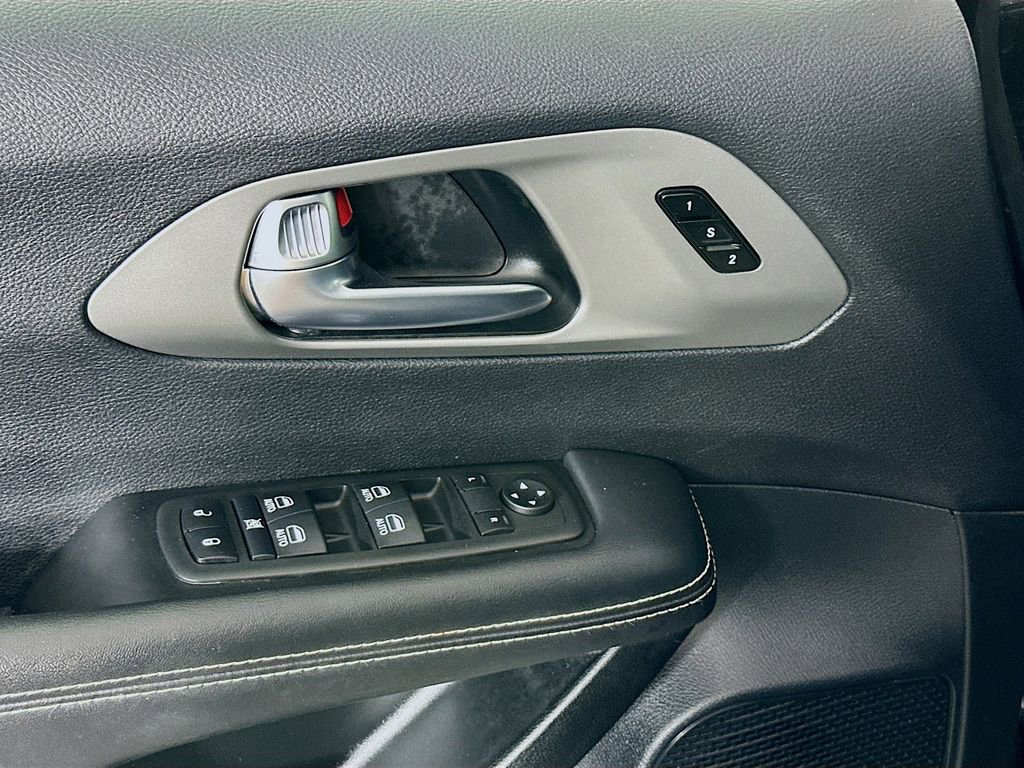 Used 2025 Chrysler Pacifica Select image 23