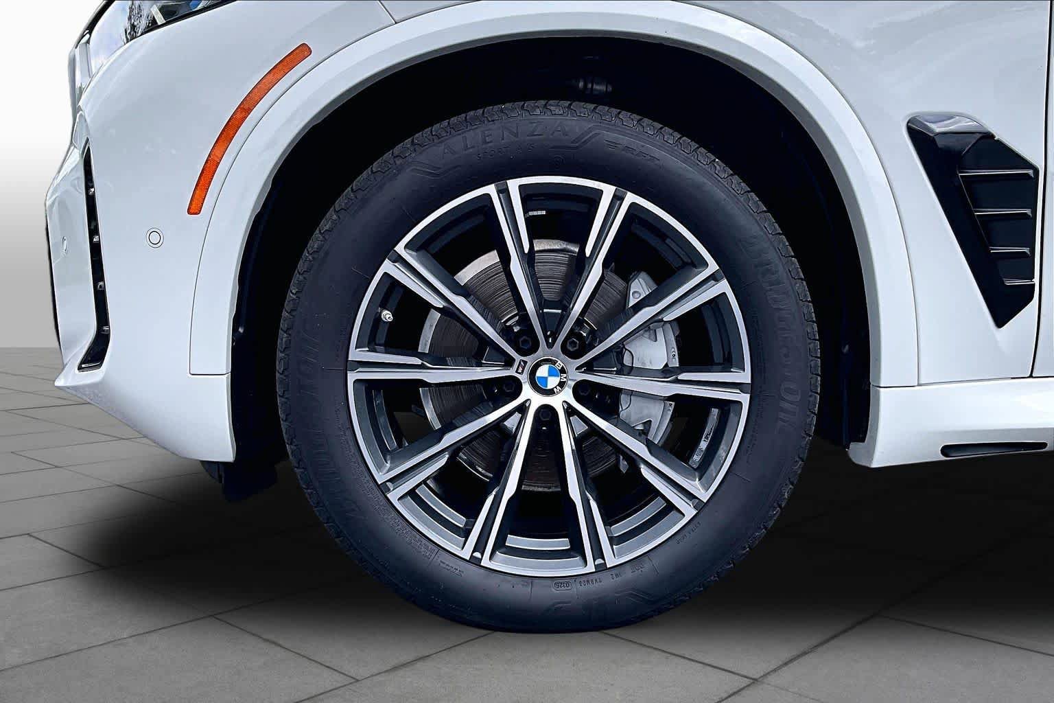 Certified 2025 BMW X5 xDrive40i w/ M Sport Package AWD/4WD image 11