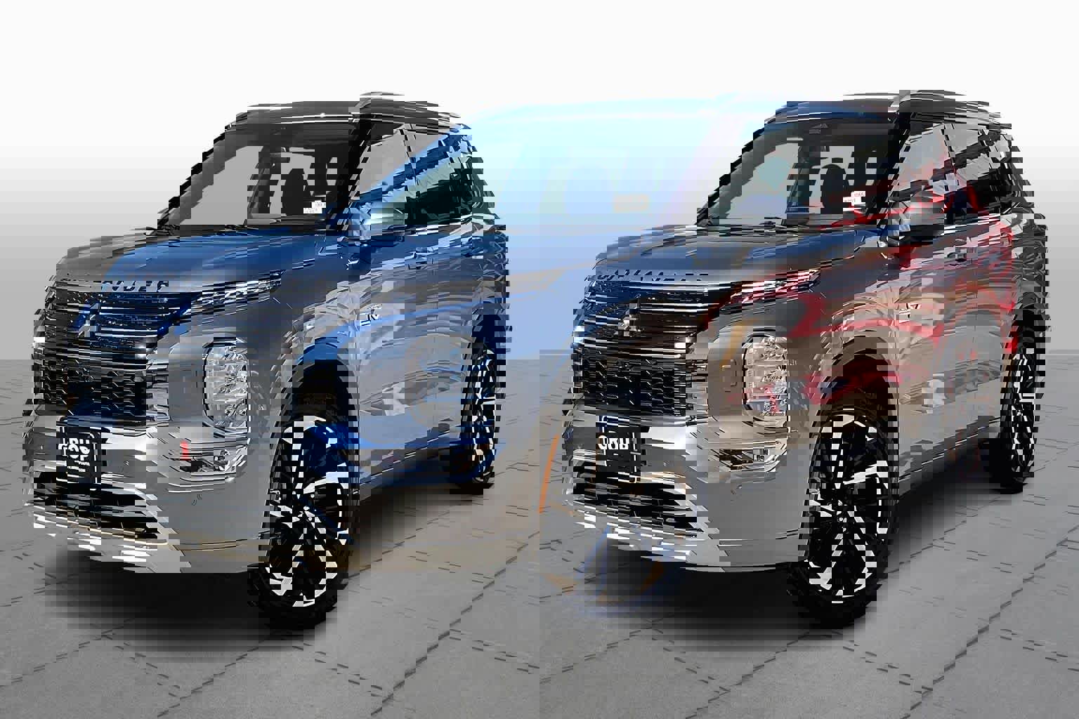 Used 2023 Mitsubishi Outlander SEL image 2