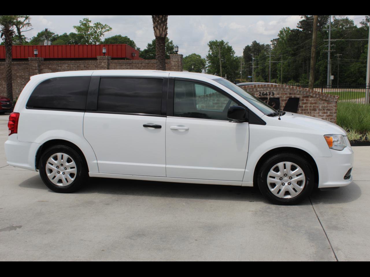 Used 2020 Dodge Grand Caravan SE image 2