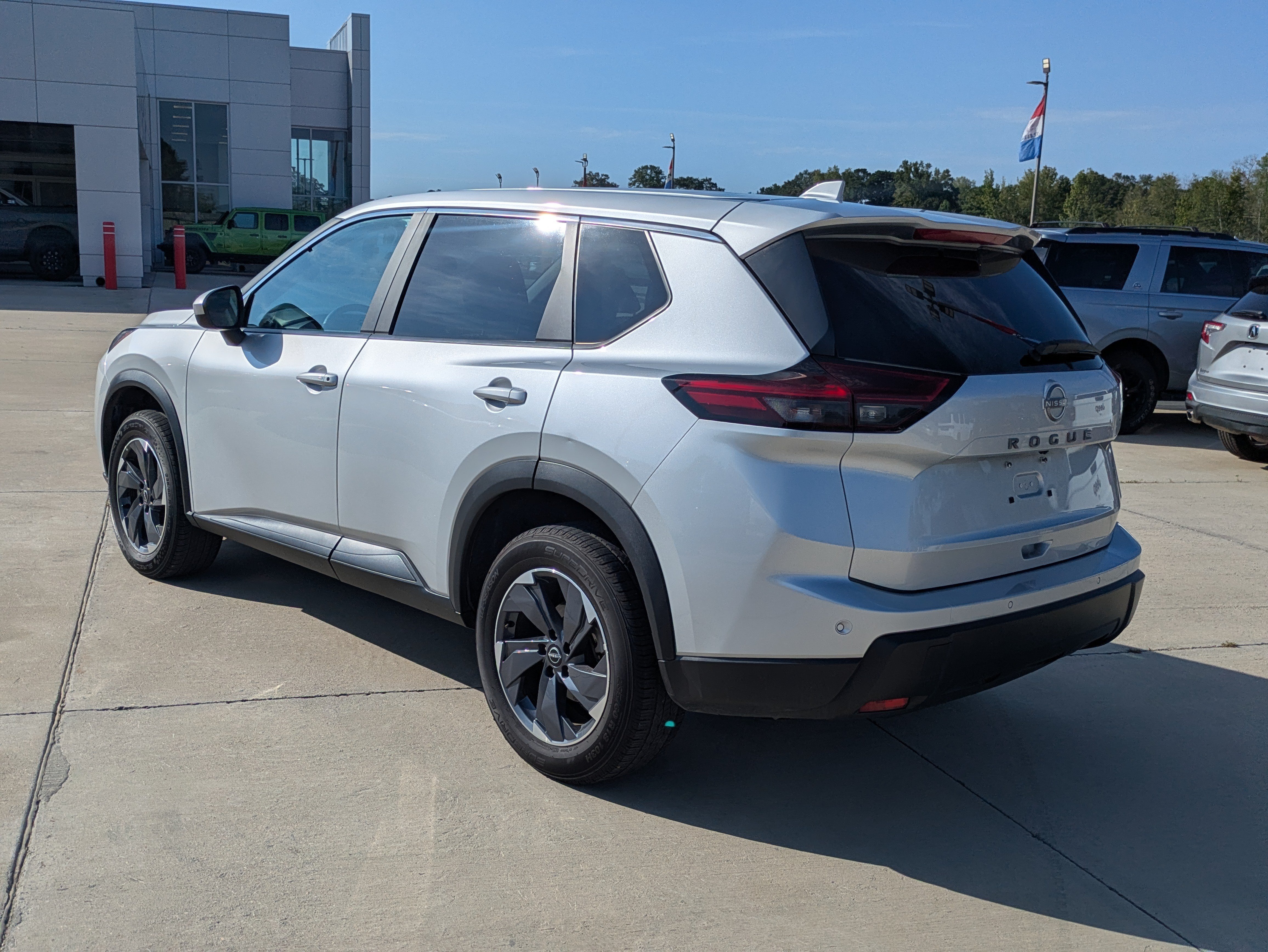 Used 2025 Nissan Rogue SV FWD image 3
