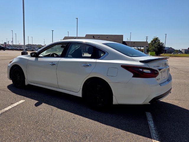 Used 2017 Nissan Altima 2.5 SR w/ Midnight Edition Package FWD image 9