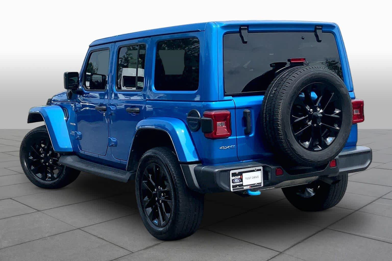 Used 2022 Jeep Wrangler Unlimited Sahara w/ Cold Weather Group AWD/4WD image 12